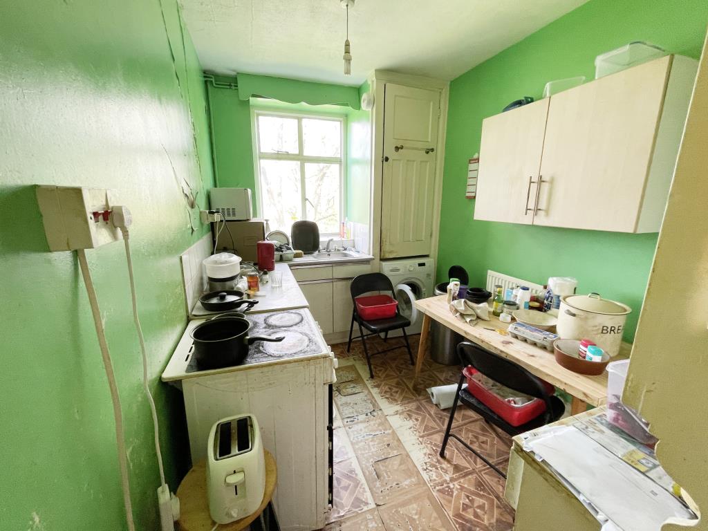 Lot: 38 - FLAT IN NEED OF MODERNISATION AND IMPROVEMENT - Inside image of kitchen